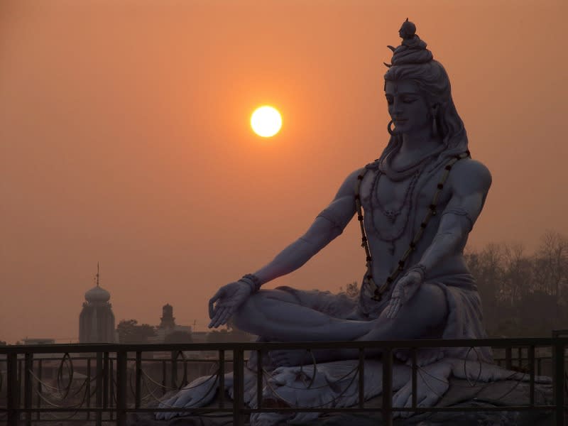 <b>India per uno stile yoga</b><br><br> Non c’è paese del mondo che più valorizzi le pratiche ascetiche e meditative come l’India. Ecco perché lo si consiglia a chi, pur nello stress dell’Occidente, riesce a governare i sensi e a cercare lo scopo della realtà ultima. Per chi ama questo stile di pensiero, immancabile meta è Rishikesh, culla della disciplina Yoga, Amristar, Ahsram, e i luoghi dove poter praticare yoga con i maestri e gli stili peculiari. Per cultori.