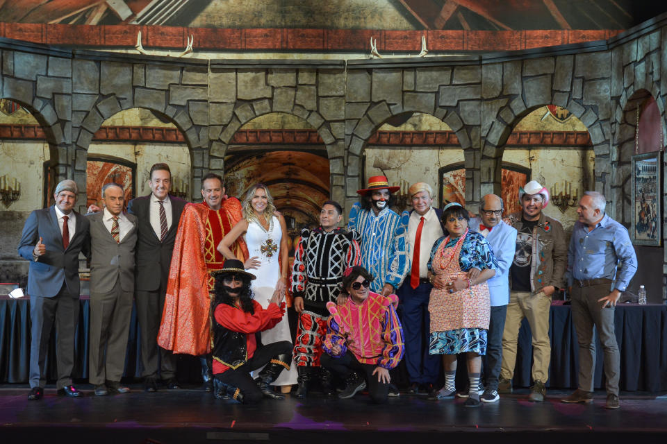 El elenco de 'El cuarentenorio cómico', una versión especial del 'Tenorio cómico' durante una función en septiembre de 2020. (Foto: Medios y Media/Getty Images).
