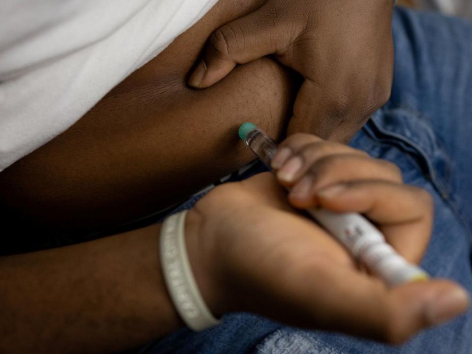  A 15-year-old Type 2 diabetes patient gives himself an insulin shot in the U.S.