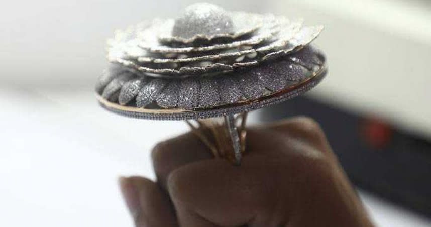 印度珠寶商班薩爾創作出刷新金氏世界紀錄的鑽石戒指。（圖／翻攝自金氏世界紀錄官方網站）