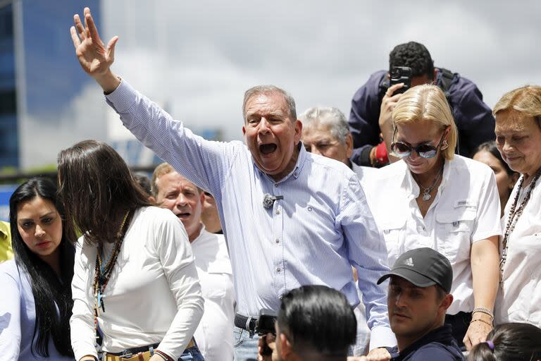 El candidato presidencial opositor Edmundo González encabeza una manifestación contra los resultados oficiales de las elecciones que declararon que el presidente Nicolás Maduro ganó la reelección en Caracas, Venezuela, el martes 30 de julio de 2024