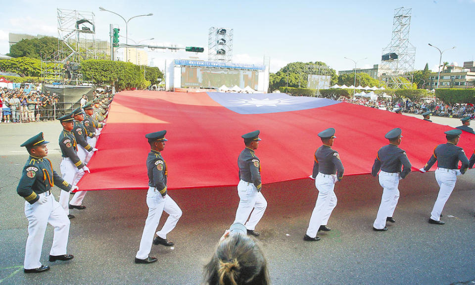 圖為國慶籌備委員會6日舉行國慶大會預演的畫面，陸軍官校國旗隊舉著巨幅國旗通過觀禮台。（資料照/劉宗龍攝）