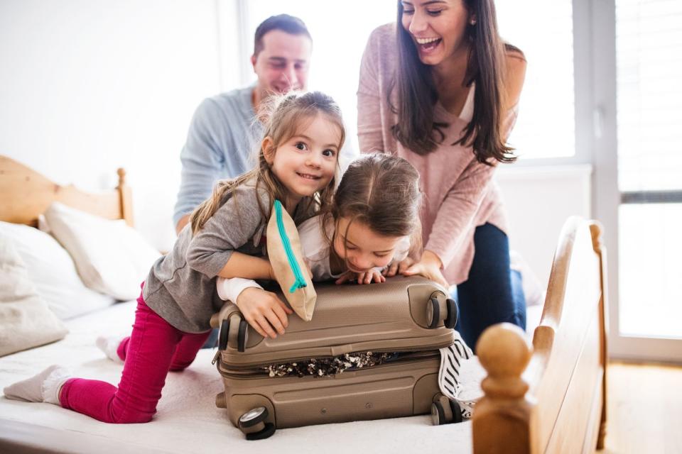 Zahnbürste, Badesachen und kurze Hosen in den Koffer packen, ins Auto einsteigen und losdüsen Richtung Süden - verreisen klingt doch einfach! Wer Kinder hat weiß, dass es leider nicht immer so einfach ist. Wir zeigen Ihnen, was Sie tun können, um vor, während und nach der Reise Ärger zu vermeiden. (Bild: iStock / Halfpoint)