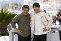 El director Hirokazu Koreeda, izquierda, y Song Kang-ho posan en la sesión de la película "Broker" en la 75a edición del Festival de Cine de Cannes en Francia el 27 de mayo de 2022. (Foto Joel C Ryan/Invision/AP)