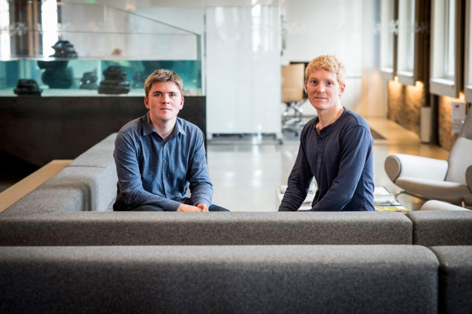 John und sein Bruder Patrick Collison im Bloomberg Studio. (Bild: Getty Images)