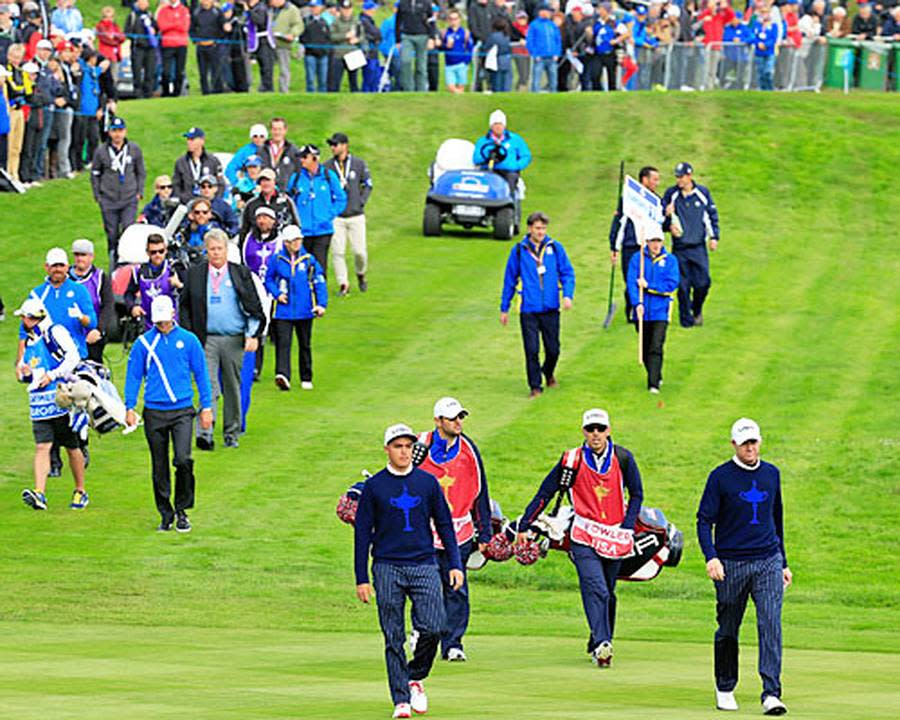 Wie zu Schulzeiten begeben sich die Golf-Profis gemeinsam auf Wandertag