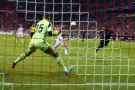 Bayern Munich's Mario Mandzukic (R) scores against CSKA Moscow during their Champions League group D first leg soccer match in Munich September 17, 2013. REUTERS/Michael Dalder (GERMANY - Tags: SPORT SOCCER)