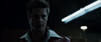 À première vue, Tyler Durden est un séduisant producteur et vendeur de savon. En réalité, Tyler Durden est un anarchiste capable de fabriquer du napalm, créateur d’un club de combats clandestins où les règles sont parfaitement établies. Dirigé pour la deuxième fois par David Fincher, Brad Pitt incarne un gourou aussi attirant qu’inquiétant dans <em>Fight Club</em> (1999). Avec ce rôle de sex-symbol révolutionnaire, l’acteur annonce la fin du millénaire avec panache, dans un film qui a considérablement irrigué la pop culture. (Capture d’écran de la bande-annonce de <em>Fight Club</em>)