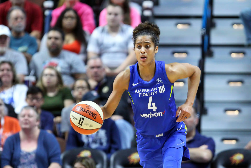 UNCASVILLE, CT - AUGUST 14: Dallas Wings guard Skylar Diggins-Smith (4) fast breaks during a WNBA game between Dallas Wings and Connecticut Sun on August 14, 2018, at Mohegan Sun Arena in Uncasville, CT. Connecticut won 96-76. (Photo by M. Anthony Nesmith/Icon Sportswire via Getty Images)