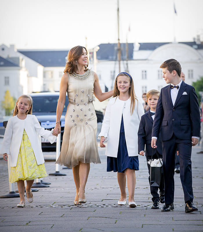 Mary de Dinamarca con sus hijos