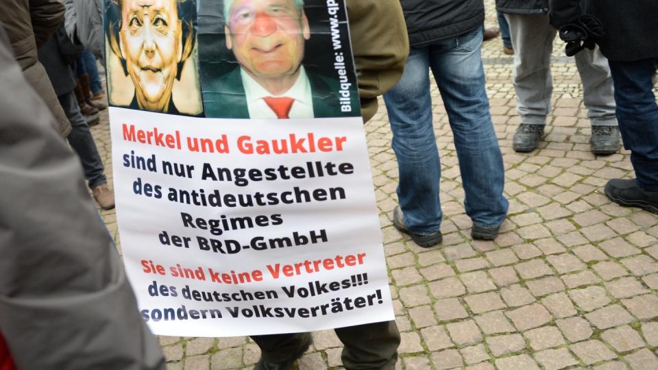 Pegida-Veranstaltung in Dresden: Angela Merkel und der damalige Bundespräsident Joachim Gauck sind in den Augen der islamfeindlichen Bewegung «Volksverräter». Foto: Arno Burgi