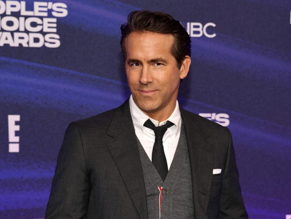 Ryan Reynolds arrives to the 2022 People's Choice Awards held at the Barker Hangar on December 6, 2022.