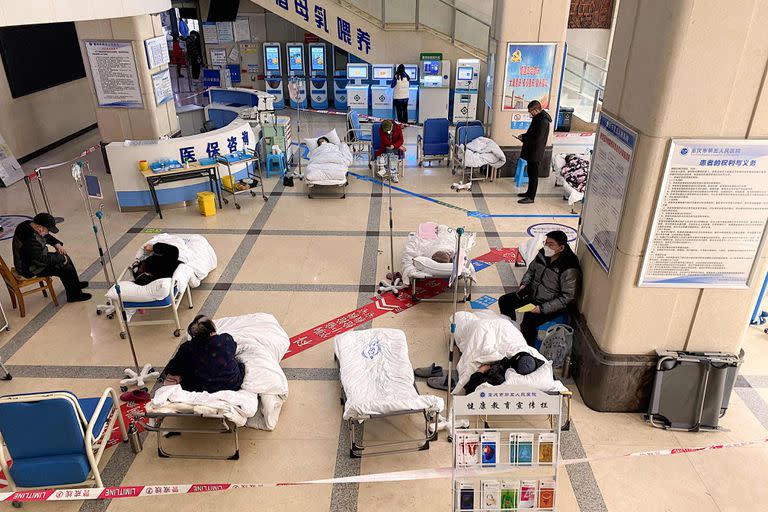 Pacientes con el coronavirus Covid-19 yacen en camas de hospital en el vestíbulo del Hospital Popular Nº 5 de Chongqing, en la ciudad suroccidental china de Chongqing, el 23 de diciembre de 2022.