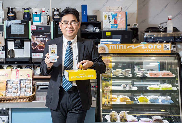 全家商品本部副本部長黃正田帶領團隊，引進日本技術，打造全新甜點品牌minimore。