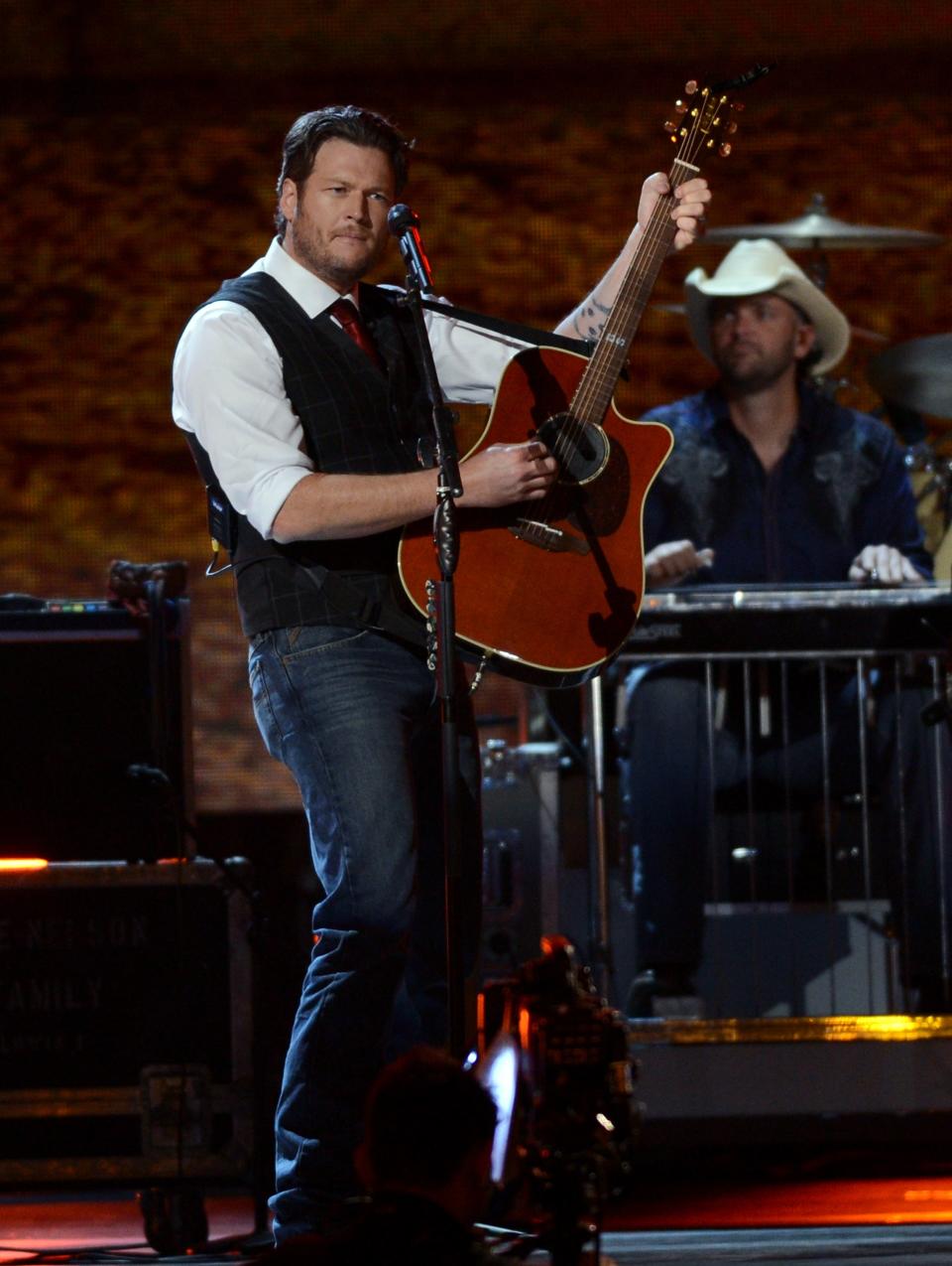 NASHVILLE, TN - NOVEMBER 01: Blake Shelton performs during the 46th annual CMA Awards at the Bridgestone Arena on November 1, 2012 in Nashville, Tennessee. (Photo by Jason Kempin/Getty Images)