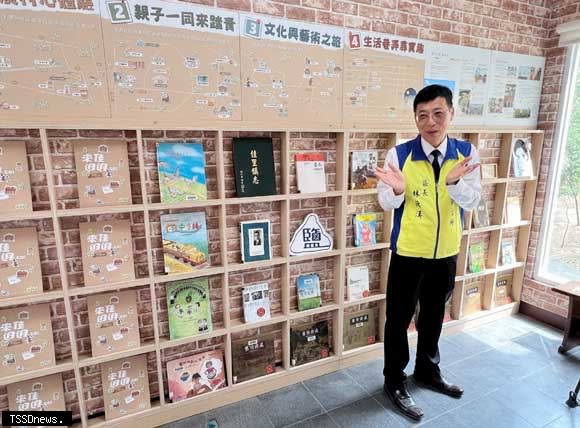 佳里區主題書展圖書館森林書房登場，區長林耿漢歡迎各界來閱讀文化旅遊專書及文史旅遊書籍，透過閱讀深入認識在地文史特色。（記者李嘉祥攝）