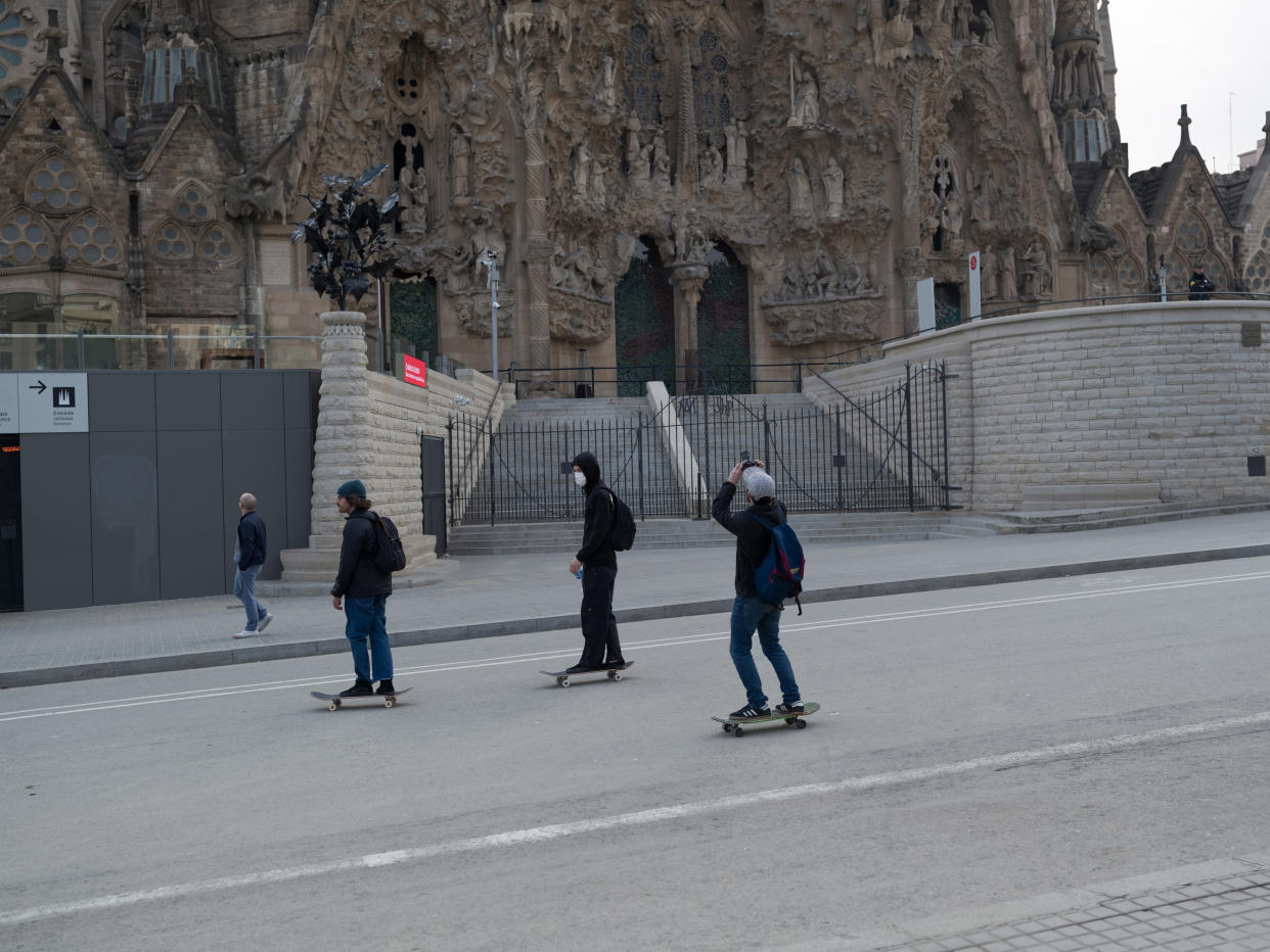 Jóvenes en patineta en el primer día de cierre por la pandemia de coronavirus en Barcelona, el 14 de marzo de 2020. (Samuel Aranda/The New York Times)