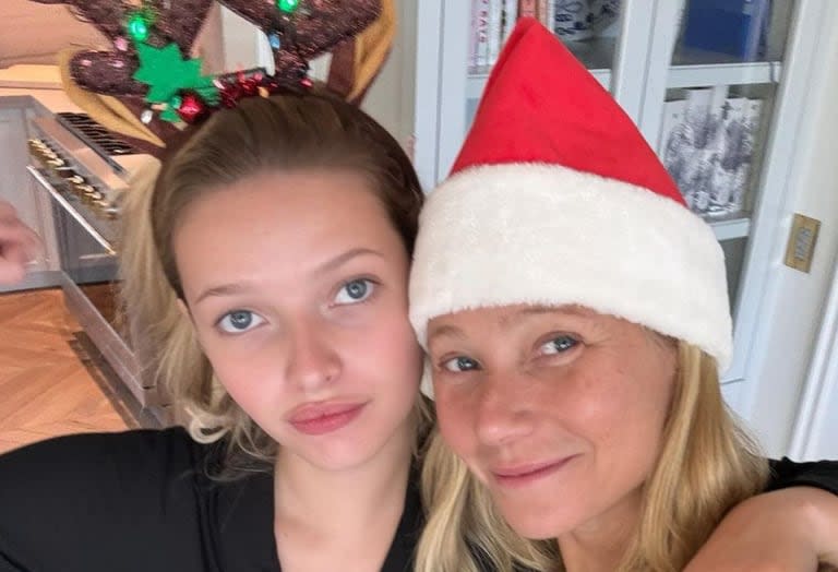 Apple Martin junto a su madre Gwyneth Paltrow en Navidad (Foto: Instagram @gwynethpaltrow)