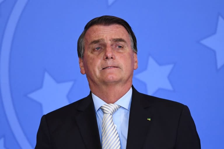 El presidente brasileño Jair Bolsonaro se opuso a uso de barbijos y a las medidas de distanciamiento social, y comparó al coronavirus con una lluvia que cae sobre mucha gente y ahoga a unos pocos