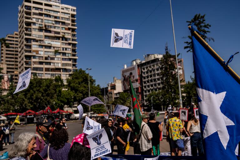 Activistas marchan pidiendo la libertad del dirigente mapuche Héctor Llaitul en Santiago, el 10 de diciembre de 2022 (Archivo)