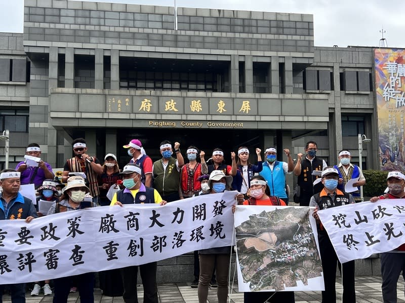 屏東楓林部落位於山坡地，與正在開發的光電廠相隔不到50公尺，居民認為破壞宜居環境且汛期恐釀災損，21日前往屏東縣政府抗議。（中央社）