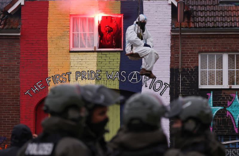 German police clash with activists in showdown over coal mine expansion in Luetzerath