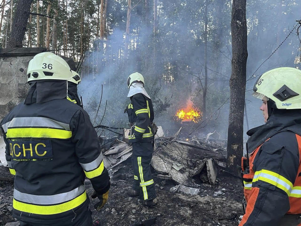 En esta imagen, proporcionada por los Servicios de Emergencia de Ucrania, rescatistas trabajan en la extinción de un incendio tras un ataque ruso en la región de Kiev, Ucrania, el 6 de septiembre de 2023. (Servicios de Emergencia de Ucrania vía AP)