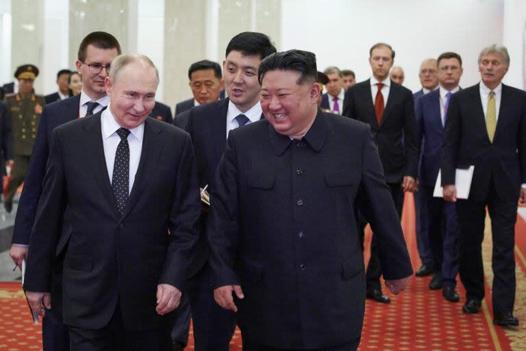 TOPSHOT - In this pool photograph distributed by the Russian state agency Sputnik, Russian President Vladimir Putin (L) and North Korea's leader Kim Jong Un (C) attend a Gala concert in Pyongyang, on June 19, 2024.  (Photo by Gavriil GRIGOROV / POOL / AFP) / -- Editor's note : this image is distributed by the Russian state owned agency Sputnik -