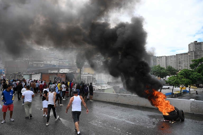 Opositores al gobierno del presidente venezolano Nicolás Maduro queman neumáticos durante una protesta en el barrio El Valle de Caracas.