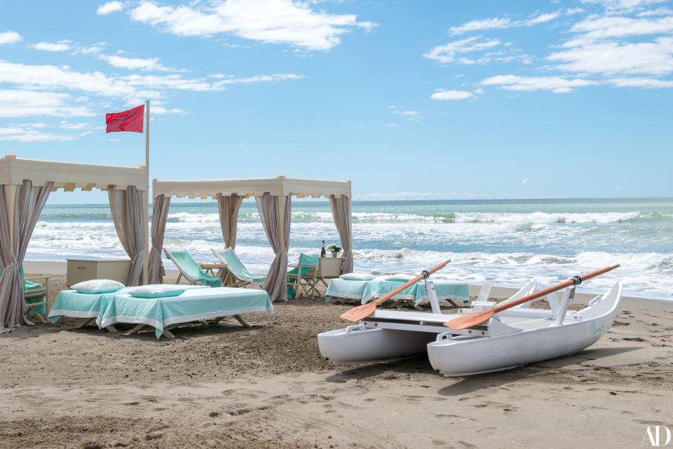 “The sea is the place where I rest and where I recharge,” Bocelli says. The beach club also serves as a place to hold charity evenings, exhibitions, and private parties.