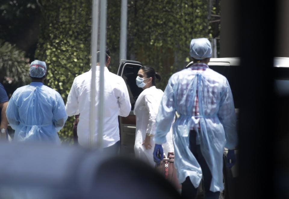 Bollywood actress Kareena Kapoor, center wearing mask arrives at the hospital after actor Rishi Kapoor died in Mumbai, India, Thursday, April 30, 2020. Rishi Kapoor, a scion of Bollywood’s most famous Kapoor family was 67 and had leukemia. (AP Photo/Rajanish Kakade)