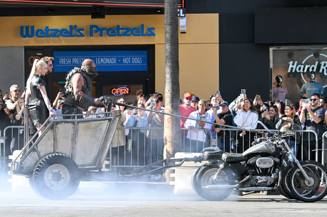 Streitwagen auf dem Hollywood Boulevard: Spektakuläre Promo für neuen 'Mad Max'-Film