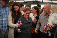 Familiares en el funeral de Rhonita Maria Miller y sus hijos este viernes 8 de noviembre (Photo by Manuel Velasquez/Getty Images)