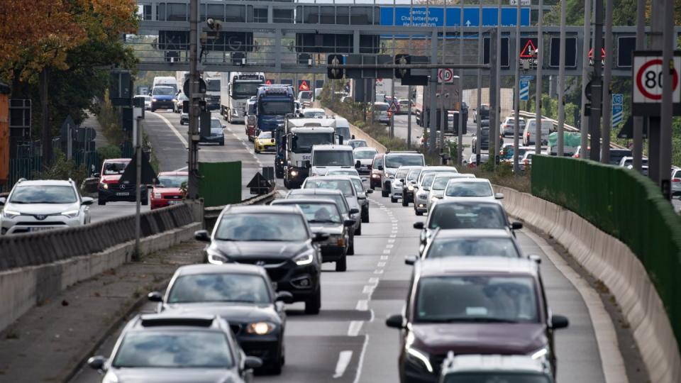 Fahrzeuge auf der Berliner Stadtautobahn.