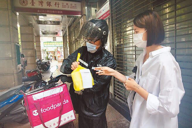 foodpanda宣布8月9日起「全台實施收平台費」，將依照消費者所在地區、外送距離等因素加收平台費1元至9元。（鄧博仁攝）