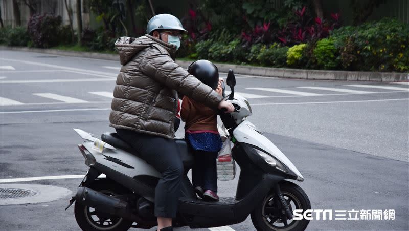 北部變天倒數！兩波東北季風陸續報到。（天冷示意圖／記者陳弋攝影）