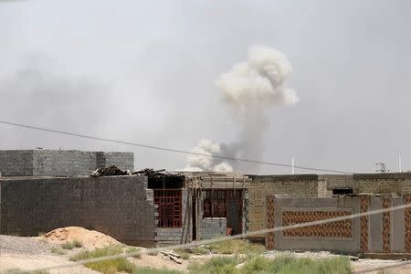 Smoke rises from clashes between Iraqi security forces and Islamic State militants in Falluja, Iraq, June 17, 2016. REUTERS/Thaier Al-Sudani