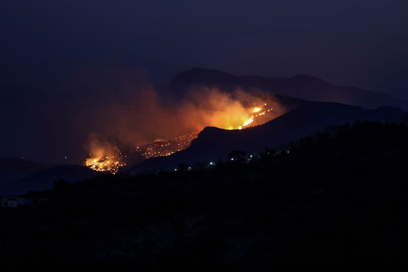 Un incendio arrasa la ladera de una montaña en la isla de Samos