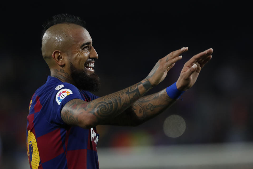 ARCHIVO - En imagen de archivo del martes 29 de octubre de 2019, el mediocampista chileno Arturo Vidal, del Barcelona, festeja un gol durante un partido por la Liga española ante el Valladolid, en el Camp Nou de Barcelona. (AP Foto/Joan Monfort, archivo)