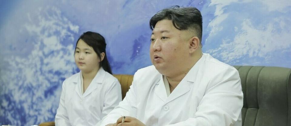 Kim Jong-un et la Corée du Nord ont annoncé mardi qu'un satellite militaire espion allait être lancé au mois de juin.  - Credit:STR / KCNA VIA KNS / AFP