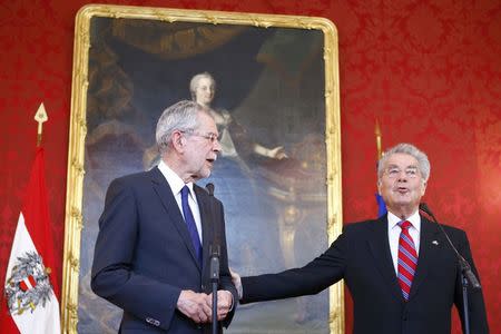 Austrian President Heinz Fischer speaks to media during a meeting with President-elect Alexander Van der Bellen (L) in Vienna, Austria, May 24, 2016. REUTERS/Leonhard Foeger