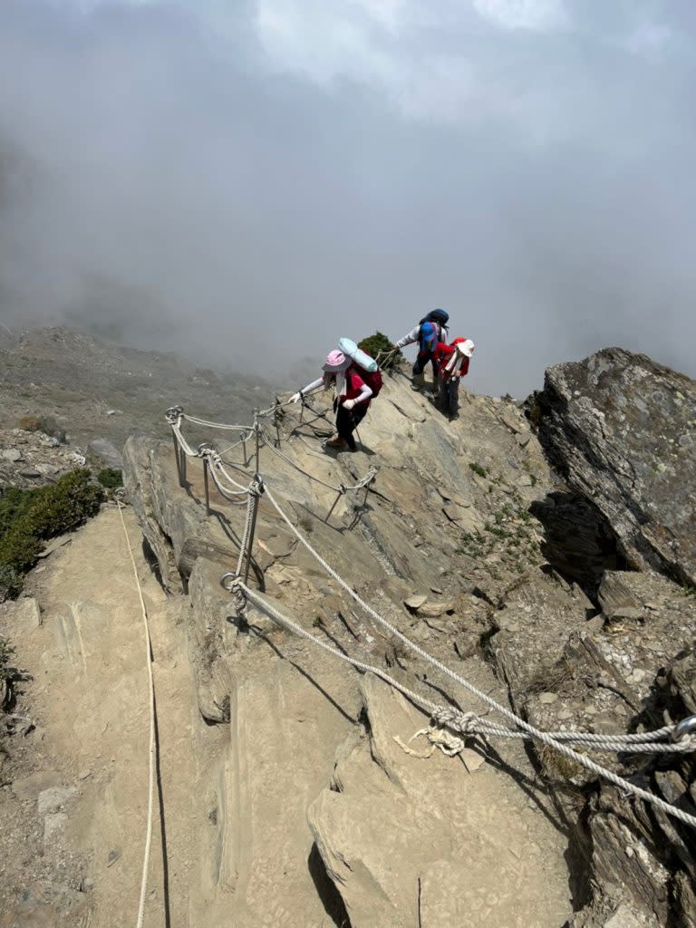 ↑↓南湖大山山路多險，拉繩、攀岩，挑戰相當多。