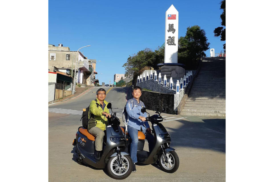 中華汽車協理 錢經武（右）表示中華汽車與聯眾網路科技總經理 孫治國。