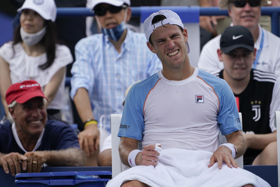 Diego Schwartzman toma un descanso durante el partido contra Ricardas Berankis por la primera ronda del Abierto de Estados Unidos, el lunes 30 de agosto de 2021, en Nueva York. (AP Foto/John Minchillo)