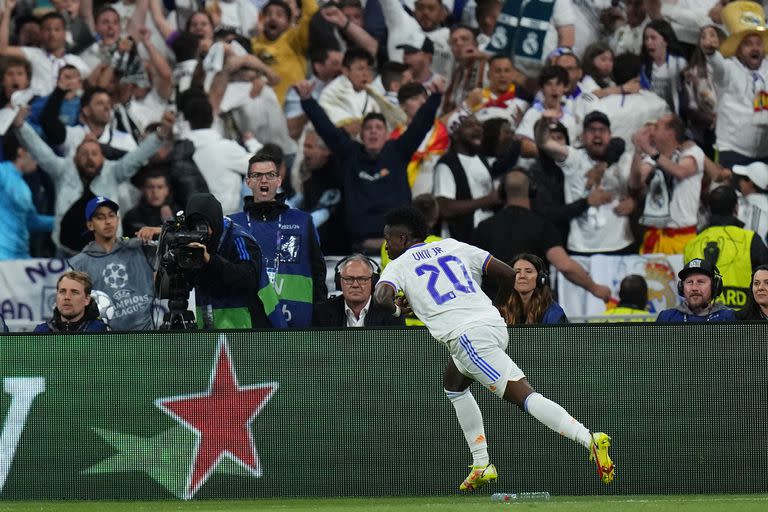 Vinicius Junior festeja tras anotar el 1-0 de Real Madrid ante Liverpool en la final de la Champions League, que se juega en París