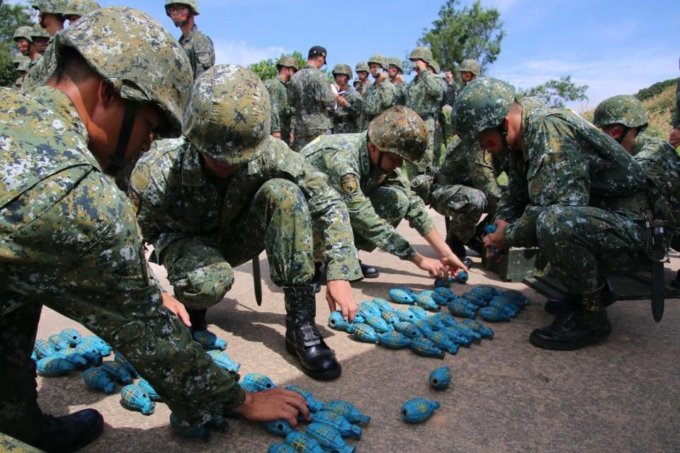 國防人士表示，國防兵力結構調整方案亮點之一，將大幅調升義務役薪資。   圖：翻攝漢聲廣播電臺臉書(資料照片)