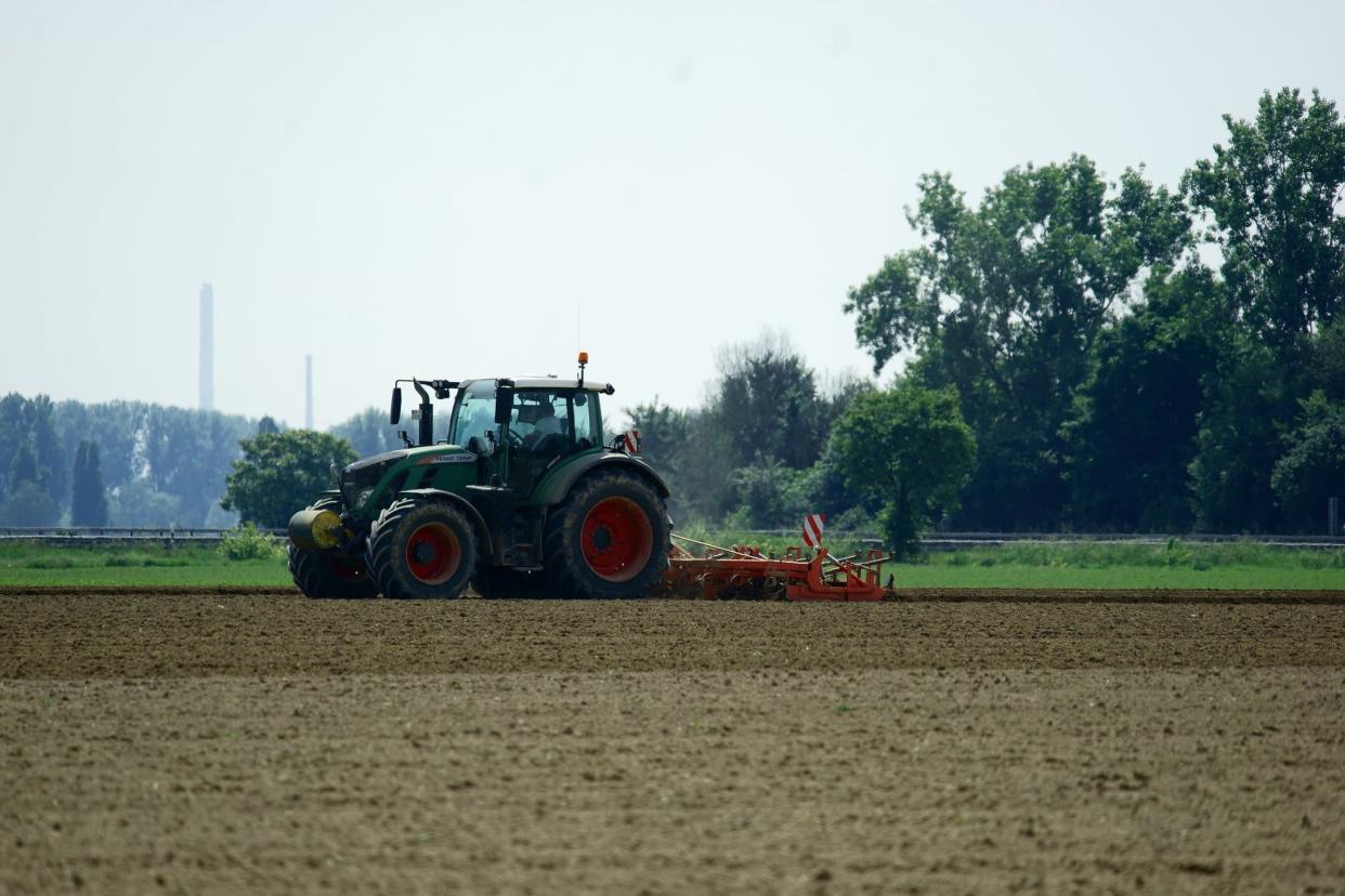 Un tracteur dans un champ de culture (Photo d'illustration). - Flickr - CC Commons - Lutz Blohm