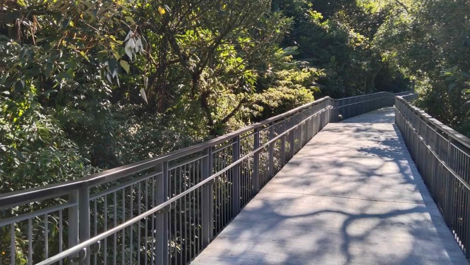 十分友善步道以平緩的坡道取代階梯，讓民眾能更輕易接觸大自然。（新北市觀旅局提供）