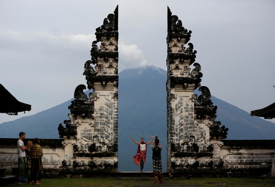 Tourists visit Lempuyang temple which overlooks the Mount Agung volcano, in Karangasem, Bali, Indonesia, Dec. 3, 2017. (Photo: Darren Whiteside / Reuters)