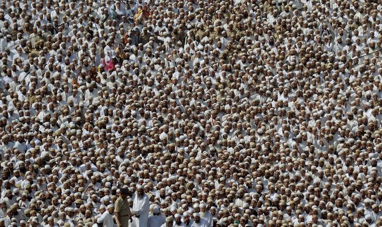 Indian Bohra Muslims take part in the funeral procession of their spiritual leader Syedna Mohammed Burhanuddin in Mumbai on January 18, 2014